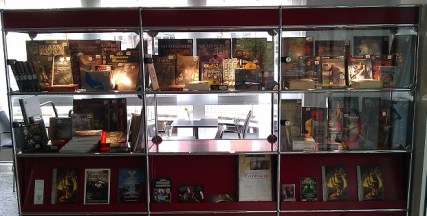 Vitrine Vitrine mit Tombola Preisen