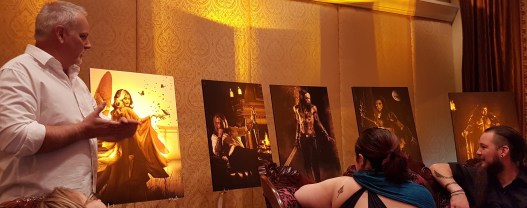 Scott Harben präsentiert 5 seiner MET:WtA Artworks während Wolves & Whiskey